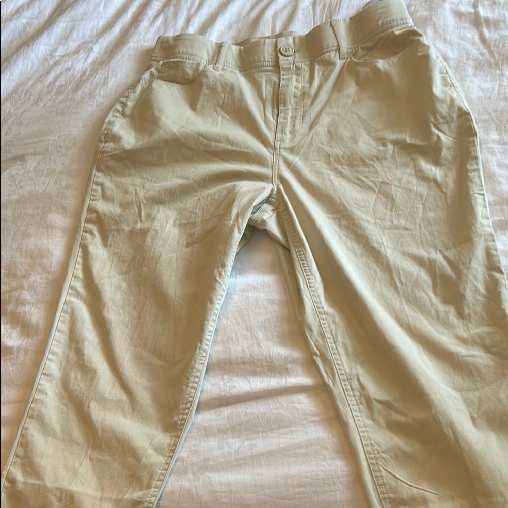 Christopher & Banks NWT Classic Fit Capris.  Women's Light Color Khaki Size 8
